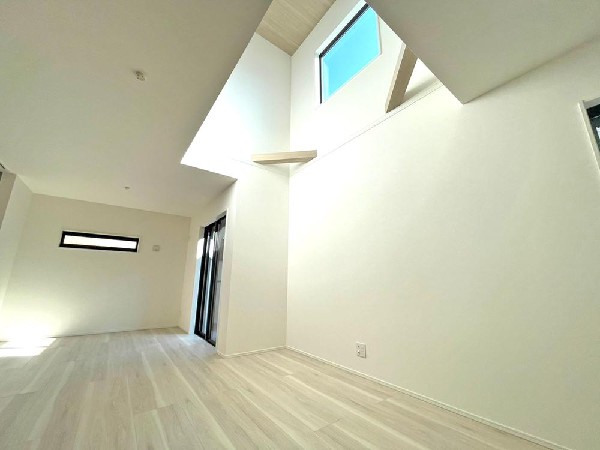 リズミカルな音楽が流れココロ踊るこのときめく空間。マガジンラックに今はまっている雑誌を置き、家事を済ませた後のブレイクタイムの励みに。パントリー収納もあるからまとめ買いで効率UP！