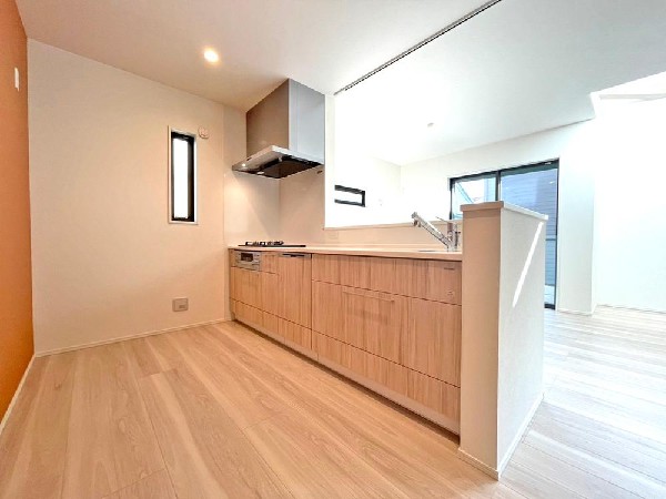 ☆☆ゆったりとしたキッチンスペース☆☆  家族の元気の源　それがこのキッチンです♪ひろびろとしたキッチンスペースには沢山の調理器具や調味料が収納でき、大きな流しもついてます　毎日のお料理が楽しみです♪