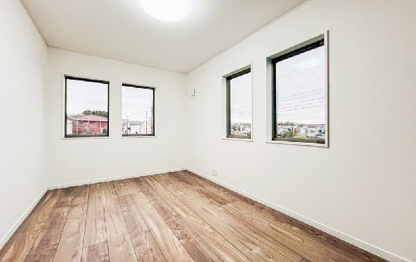 2面採光でお部屋の隅々まで明るい居室。おひさまの光を、爽やかな風をたっぷりと取り込めます。居室内はいつも明るい印象ですので、気持ちの良い朝を迎えられそう。毎日の生活も自然と明るくなりますね。