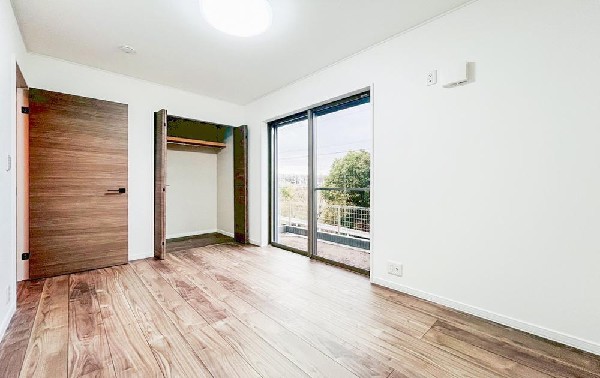 収納力が豊富な大型クローゼット。普段着やスーツはもちろん、コート類などもしっかり掛けられます。奥行きもあるので、収納ボックスをそのままクローゼットの中へ。部屋にものが出ずスッキリしますね。