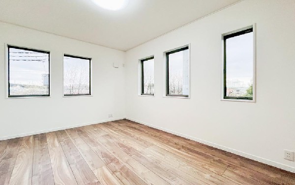 光が取り込みやすい2面採光の居室。日当たり良好です。クローゼットを完備し、収納スペースも十分。初めてのお子様にとっての「自分の部屋」。学習デスクやベッドの配置もラクラクです。