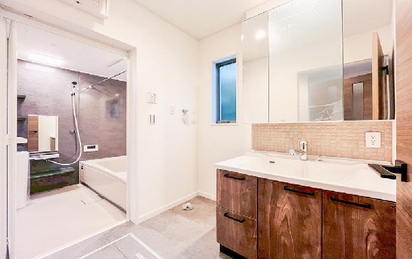 ゆとりのある洗面スペースで、朝の身支度やお掃除・片付けも快適スムーズです。３面鏡で髪のセットやお化粧もストレスなくこなせ、朝から気分良く通勤通学に向かえそうですね！