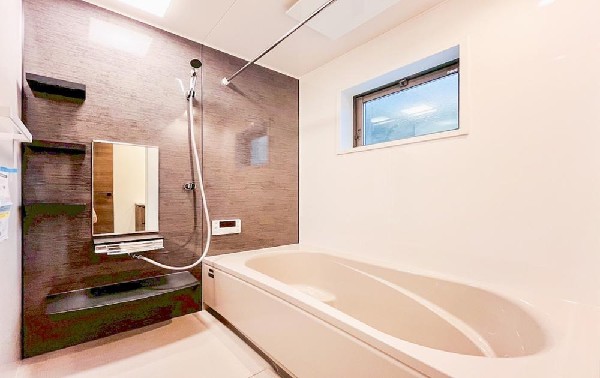 ゆったりとくつろげる広々バス。足までしっかりと伸ばせる浴槽は、心身ともにしっかりと疲れを癒してくれます。お子様とも一緒に浸かれ、ご家族みんなで一緒にバスタイムを楽しめますね♪