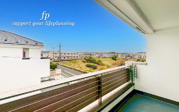 開放的なバルコニーは太陽の温かな温もりをめいっぱい受け止めてくれます。太陽の光と爽やかな風を受けたお洗濯物はあっという間に乾き、取りこむ時には太陽の匂いを感じられそうですね。