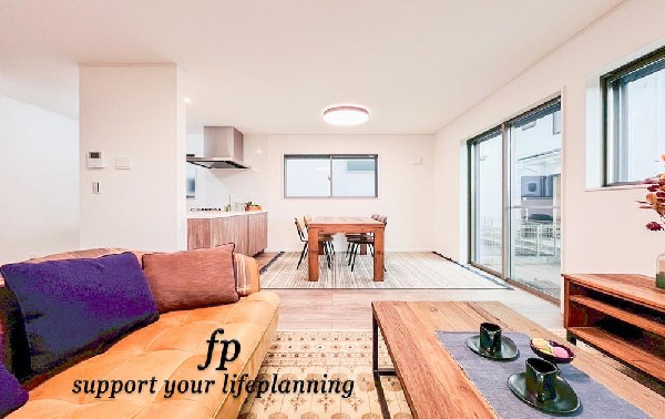 大切なご家族が集まるＬＤＫはこだわりたいですね！休日はおひさまの光をたっぷりと取りこめるリビングでゆったりと過ごしませんか？子供たちが元気に笑いながら走り回っている姿が目に浮かぶ空間です。