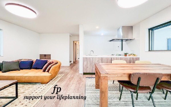 オープンでのびやかな空間を生み出す、こだわりの広がりとゆとり。家族と過ごす時間を大切にしたい方にぴったりの明るくゆとりある住空間です。窓からの日差しがリビングの隅々までしっかりと届きます！