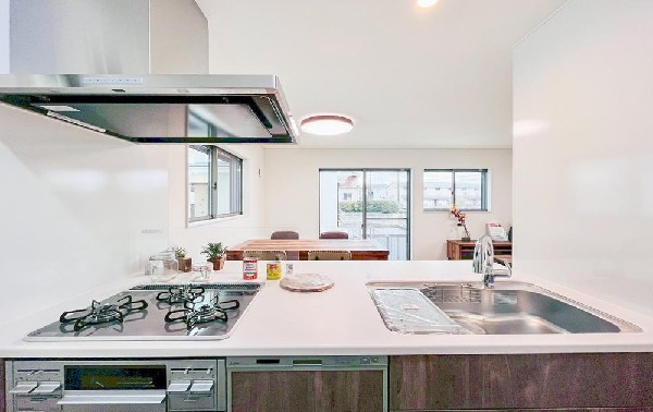 リビングを見渡せるカウンターキッチンでお子様の様子を伺いながら食事の支度が出来ます。家族の気配を感じられる、そんな空間を演出できるキッチンです。