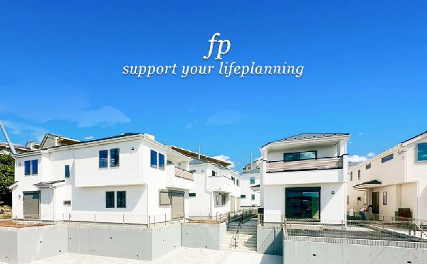 外観:深く豊かな緑と爽快な青い空を感じるまさに横浜に暮らす心地よさを存分に堪能いただける邸宅です。グレードの高い設備仕様が標準装備のデザイン住宅で快適で便利な生活をお送り頂けます。