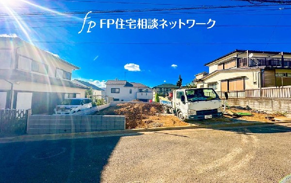 外観:第一種低層住居専用地域の良好な住環境が保たれたエリア。低層の一戸建てを中心とした街並みが整然と続き、周辺は高い建物が建っていないので、採光や開放性に恵まれ、空が広く緑の多い閑静な趣を感じる環境です。