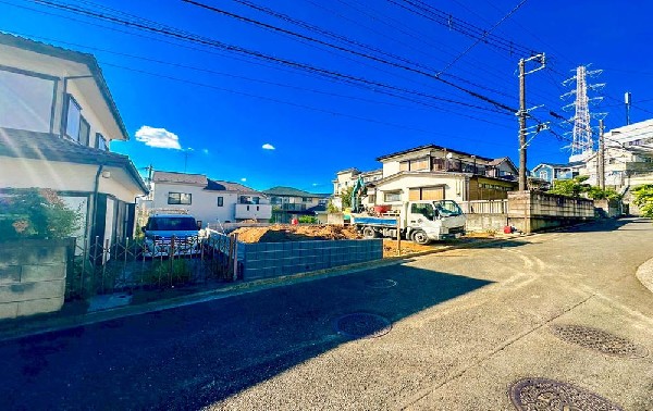 外観:季節の移ろいを感じられる立地。休日は四季を感じながら、ジョギングをしたり、お子様と一緒に遊べる公園がすぐ近くに。わが家のお庭感覚で利用できる公園が近くにあると、お子様も伸び伸び成長してくれますね！