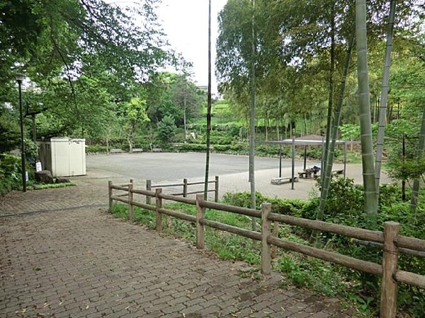 周辺環境:新井町公園(新井町公園まで550m)