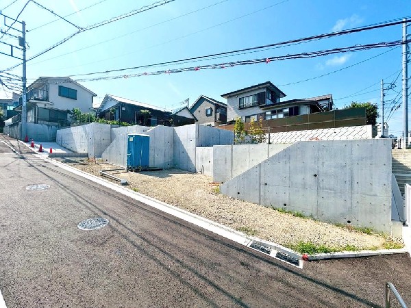 外観:隣地と距離を置き、優美に佇む外観。飾る植栽が暮らす家族と来訪者の目をの楽しませる演出。