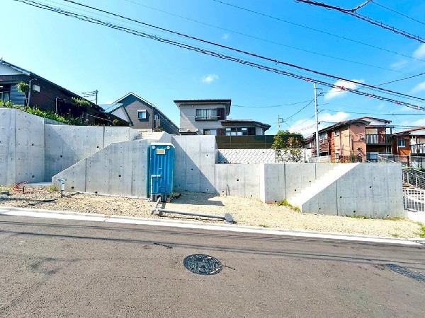 外観:光と風が行わたる開放感あふれる邸宅　春には気持ちの良いそよ風、冬には朝の暖かな光　季節の移り変わりを感じる暮らしを実現