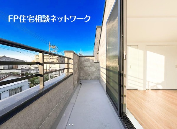 ◇バルコニー◇  開放的なバルコニーは太陽の温かな温もりをめいっぱい受け止めてくれます。太陽の光と爽やかな風を受けたお洗濯物はあっという間に乾き、取りこむ時には太陽の匂いを感じられそうですね。