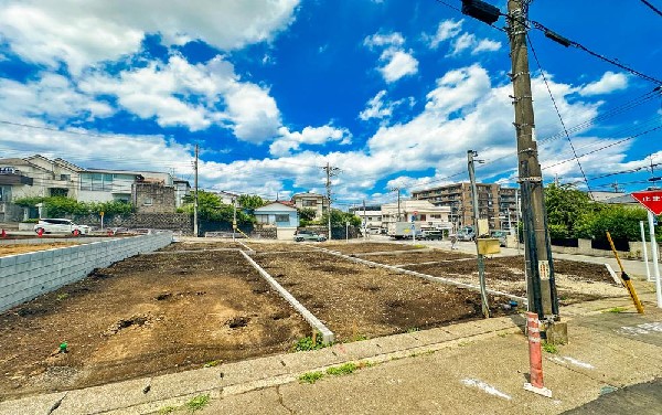 外観:閑静な住宅地で子育て家族にピッタリ。毎日のお散歩も快適な緑に恵まれたエリアで、自然に包まれた穏やかな暮らしを実現するための、ゆとりある住環境が整っています。緑の潤いを感じながらホッと生活できそう。