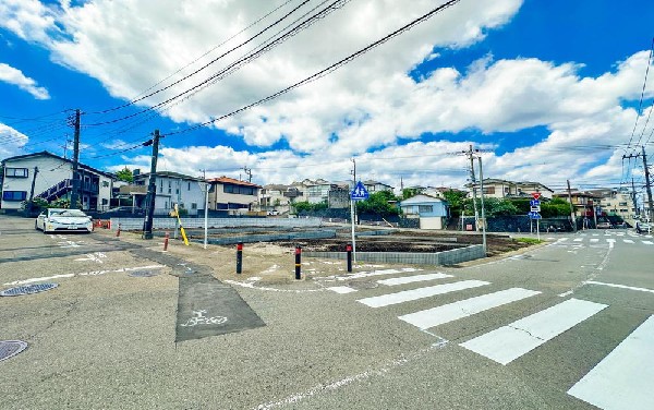 外観:前面道路は閑静な住宅地をはしる車通りの少ない道路。お車の出し入れが苦手なママや小さなお子様にも安心ですね。しっかり舗装もされているので、ベビーカーや自転車で通っても快適に通行できます。