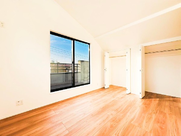 ◇居室◇  居室には収納クローゼットを完備！普段使いのお洋服や小物はもちろん、季節物のお洋服などもしっかりと整理整頓おしまい頂けます。居室空間をより広く隅々までお使いいただけますね。