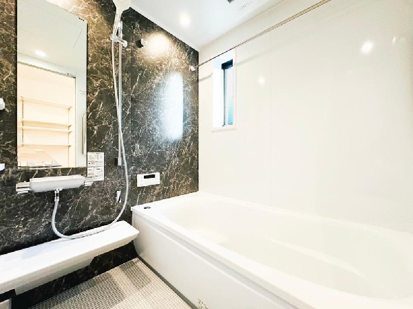 ◇浴室◇  ゆったりと寛げる広々バス。殆どの方は足を伸ばして入浴することが可能で一日の疲れを癒す貴重なバスタイムです。お子様とご一緒にリビングとは違った家族団欒のひと時をお楽しみ下さい。