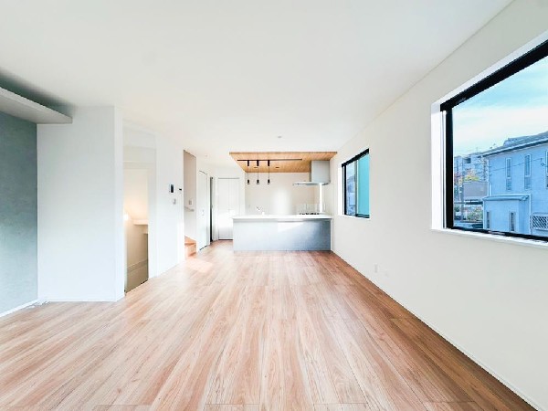 ◇リビング・ダイニング◇  ＬＤＫのメインとなる大きな窓。開口部からは暖かい日差しが長い時間射し込みます。天気の良い日は是非窓を開けて風通しの良さもご体感下さい。明るいＬＤＫがご家族団欒の時を包みます。