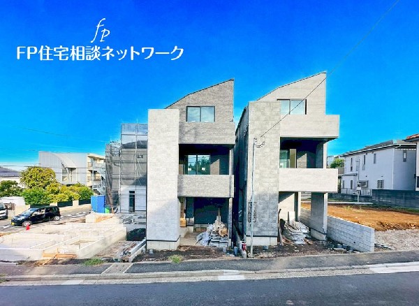 外観:前面道路は閑静な住宅地をはしる車通りの少ない道路。お車の出し入れが苦手なママや小さなお子様にも安心ですね。しっかり舗装もされているので、ベビーカーや自転車で通っても快適に通行できます。