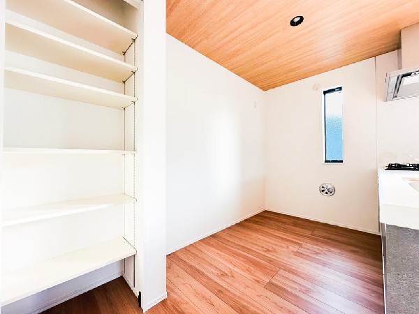 ◇キッチン◇  キッチン横にはパントリースペースを完備。お水や非常食などの備蓄庫としても活躍する「万能型収納」です。キッチンも散らかることなくたっぷりと収納できる大きさのパントリーです！