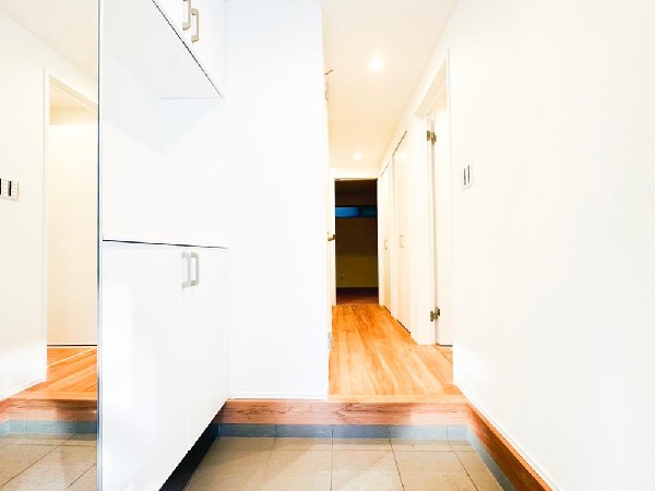 外観:◇玄関◇  気持ちの良い一日の始まりは笑顔でスタートしたいですよね。玄関ホールがスッキリ広々としていると帰る時も出ていく時も気持ちが良いものです！