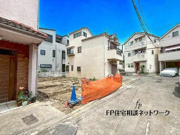 外観:◇前面道路の様子◇  閑静な車通りの少ない道路。お車の出し入れが苦手なママや小さなお子様にも安心ですね。車のすれ違いも問題なくできるので、ストレスなく運転できます！