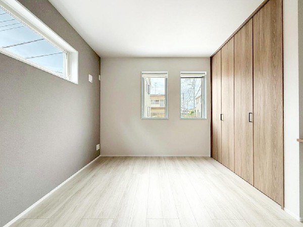 ◇居室◇  光が取り込みやすい2面採光の居室。日当たり良好です。クローゼットを完備し、収納スペースも十分。初めてのお子様にとっての「自分の部屋」。学習デスクやベッドの配置もラクラクです。