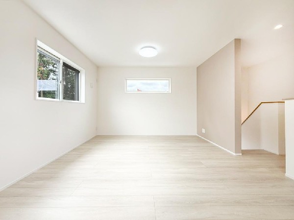 ◇リビング・ダイニング◇  ソファを置いてゆったり寛げる広さのリビングは、ご家族の憩いの場にぴったり！ダイニングテーブルやソファー、ローテーブル等の家具もしっかりと配置できます。