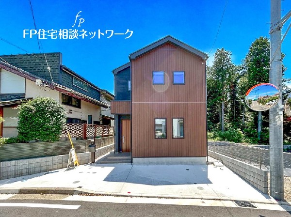 外観:◇外観◇  深く豊かな緑と爽快な青い空を感じるまさに横浜に暮らす心地よさを存分に堪能いただける邸宅です。グレードの高い設備仕様が標準装備のデザイン住宅で快適で便利な生活をお送り頂けます。