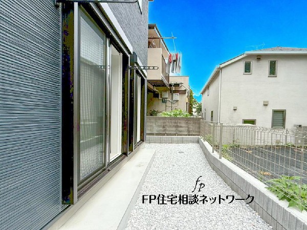 外観:◇庭スペース◇  年中大活躍のプライベート空間になるお庭はご家族の団らんの場として最適なスペース。夏場にはご家族やご友人を招待してのＢＢＱやお子様の水遊びも楽しめますね！家族の思い出作りの場として。