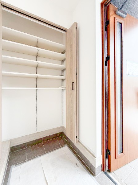 外観:◇玄関◇  シューズクロークは可動棚タイプになっていますので、ブーツや長靴もたっぷり収納いただけます。いつも気持ちよくご家族をむかえられるよう、玄関収納をフル活用してスッキリとした玄関を保ってください。