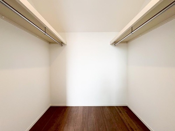 大型の収納クローゼットを完備。普段使いのお洋服や小物はもちろん、季節物のお洋服などもしっかりと整理整頓出来る。居室空間を隅々まで使えるのが嬉しい。