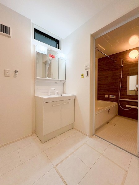 鏡の裏に収納棚を確保した三面鏡を採用。化粧品や歯ブラシなどを機能的に収納。便利な床下収納付き。