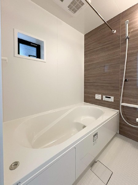 ユニットバスはゆったりとくつろげる1坪タイプ。足までしっかりと伸ばせる浴槽は、心身ともにしっかりと疲れを癒してくれます。お子様と一緒の入浴でも充分な広さです。