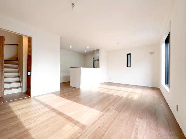 家族と過ごす時間を大切にしたい方にぴったりのゆとりある住空間です。窓からの日差しがリビングの隅々までしっかりと届きます。