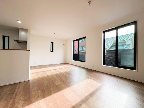 家族と過ごす時間を大切にしたい方にぴったりのゆとりある住空間です。窓からの日差しがリビングの隅々までしっかりと届きます。