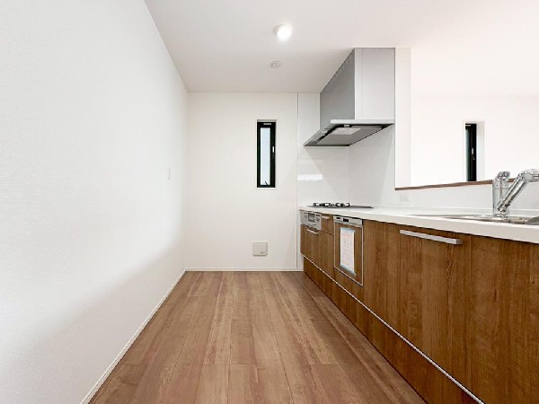 背面が広くなっていて、収納や調理家電を置けるスペースになっているので、ご夫婦でお料理を楽しめそうです。