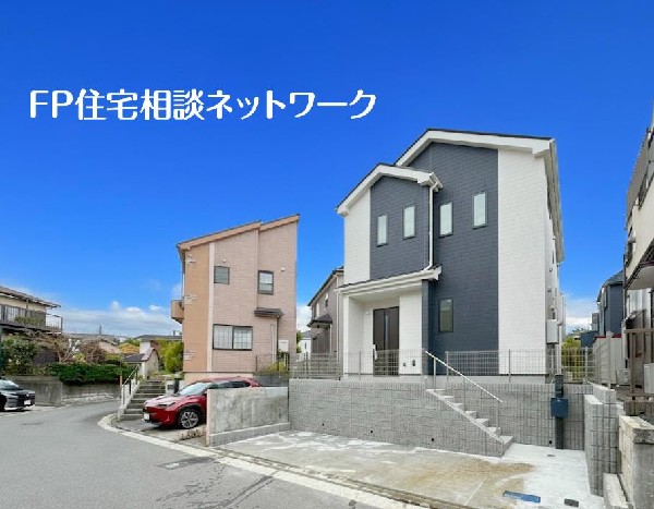 外観:幅4.4ｍの道路に面しています。敷地との高低差もなく車庫からすぐ道路に出られます。