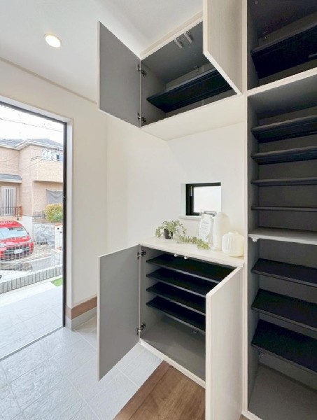 外観:天井までの玄関収納付、棚板は可動タイプになっていますので、脚の長いブーツや長靴もたっぷり収納いただけます。スッキリ片付いた玄関で、家族や友人を気持ちよく迎えられそうですね！