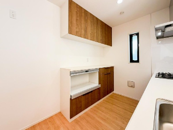 背面にカップボードが備え付けされています。システムキッチンと一体感あるカラーで見た目もgood。たまにしか使わない調理家電の収納に重宝します。