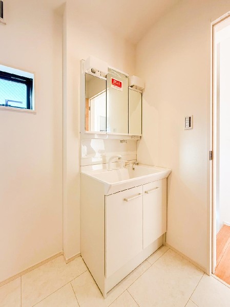 ゆとりの洗面スペースで朝の身支度も快適スムーズに。三面鏡で髪のセットやお化粧もストレスなくこなせ、朝から気分良く通勤通学に向かえそうですね！鏡の裏にはたっぷりと収納スペースを標準装備！