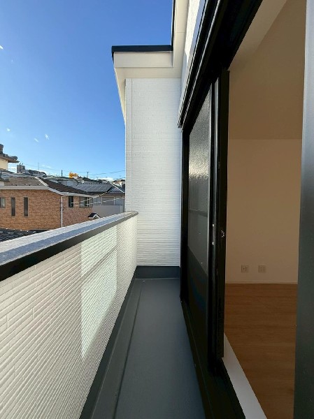 南からの明るい光が差しこむ陽だまりの空間。南に大きく面したバルコニーでお洗濯もあっという間に乾きそう。家事もスムーズにこなせますね。太陽の匂いが感じられる心地よさ。