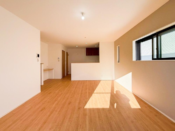 オープンでのびやかな空間を生み出す、広がりとゆとり。家族と過ごす時間を大切にしたい方にぴったりのゆとりある住空間です。窓からの日差しがリビングの隅々までしっかりと届きます。