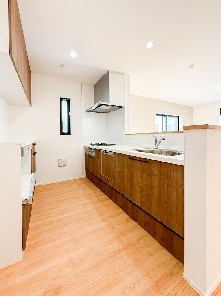 リビングのお子様を見守りながらお料理が出来る対面式カウンターキッチン。ご家族との会話がはずみます。