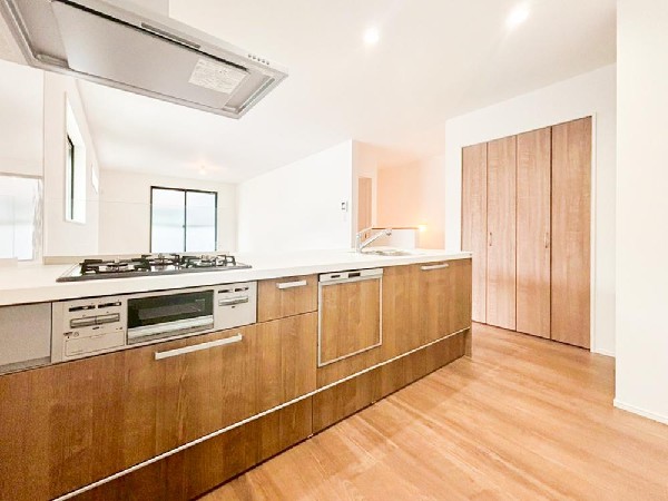 毎日使うキッチンが綺麗で清潔ならお料理を作るのも楽しくなりますよね。機能性とデザイン性を兼ね備えた嬉しいキッチン。