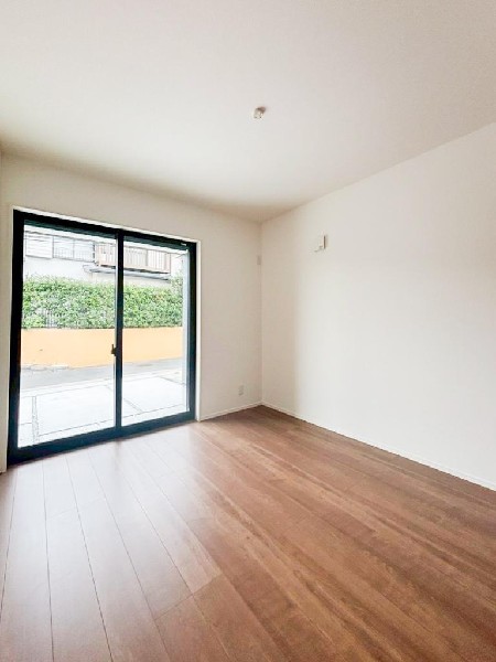 光を沢山取り込める大きな窓。日差しを長時間受ける事が出来る暖かいお部屋です。もちろんペアガラスなので、遮音性にも優れ、結露も発生しにくい構造。サッシ周りのカビが発生しにくくなります。