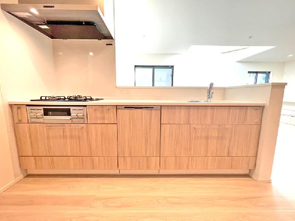 キッチンは開放感のあるカウンタータイプを採用　家事をしながらリビング・ダイニングが見渡せ、窓からはたくさんの光が差し込みます♪