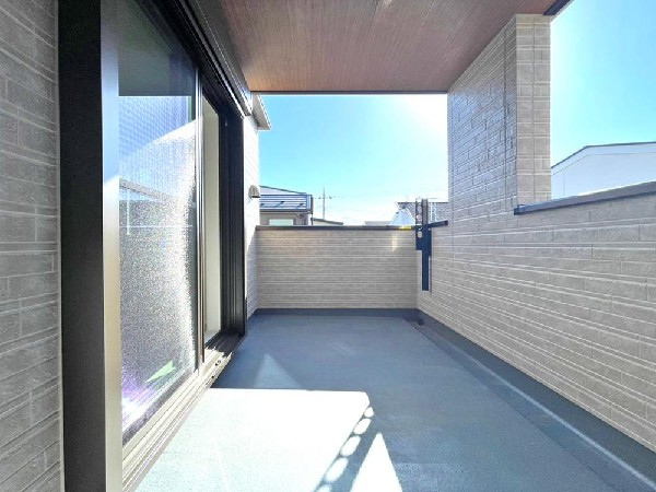 広がる景色がまるで絵画のように感じる。あたたかな光あふれる家族の憩いの場。