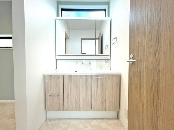 すがすがしい空気が肌をひきしめる朝。爽やかなデザインでまとめられたパウダールーム。流れる水音をBGMに鏡に映る顔が静かにゆっくりと笑顔に変わっていく時間。